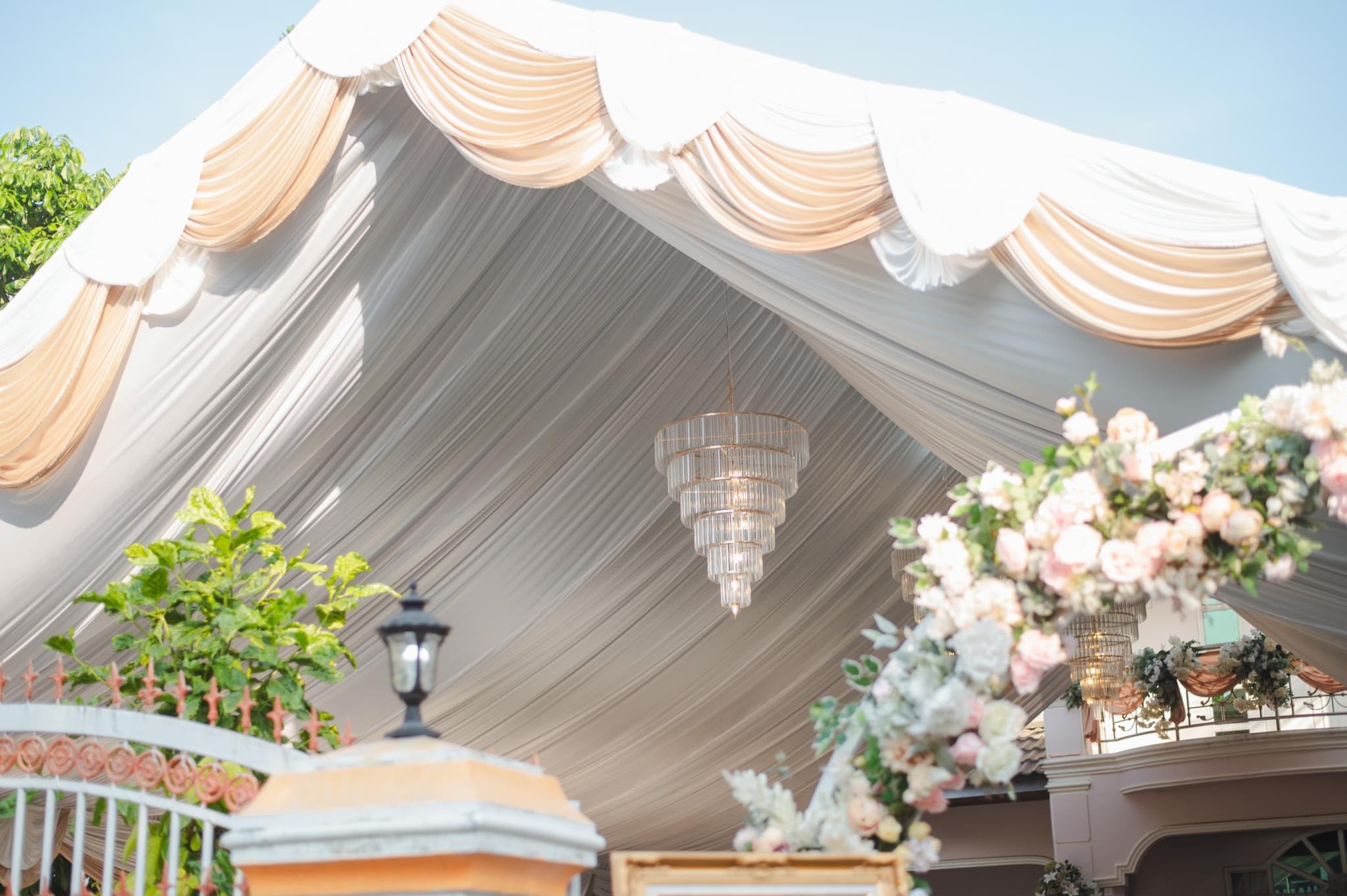 ເຕັ້ນ Marquee ຜ້າສີຄຣີມ-ທອງ