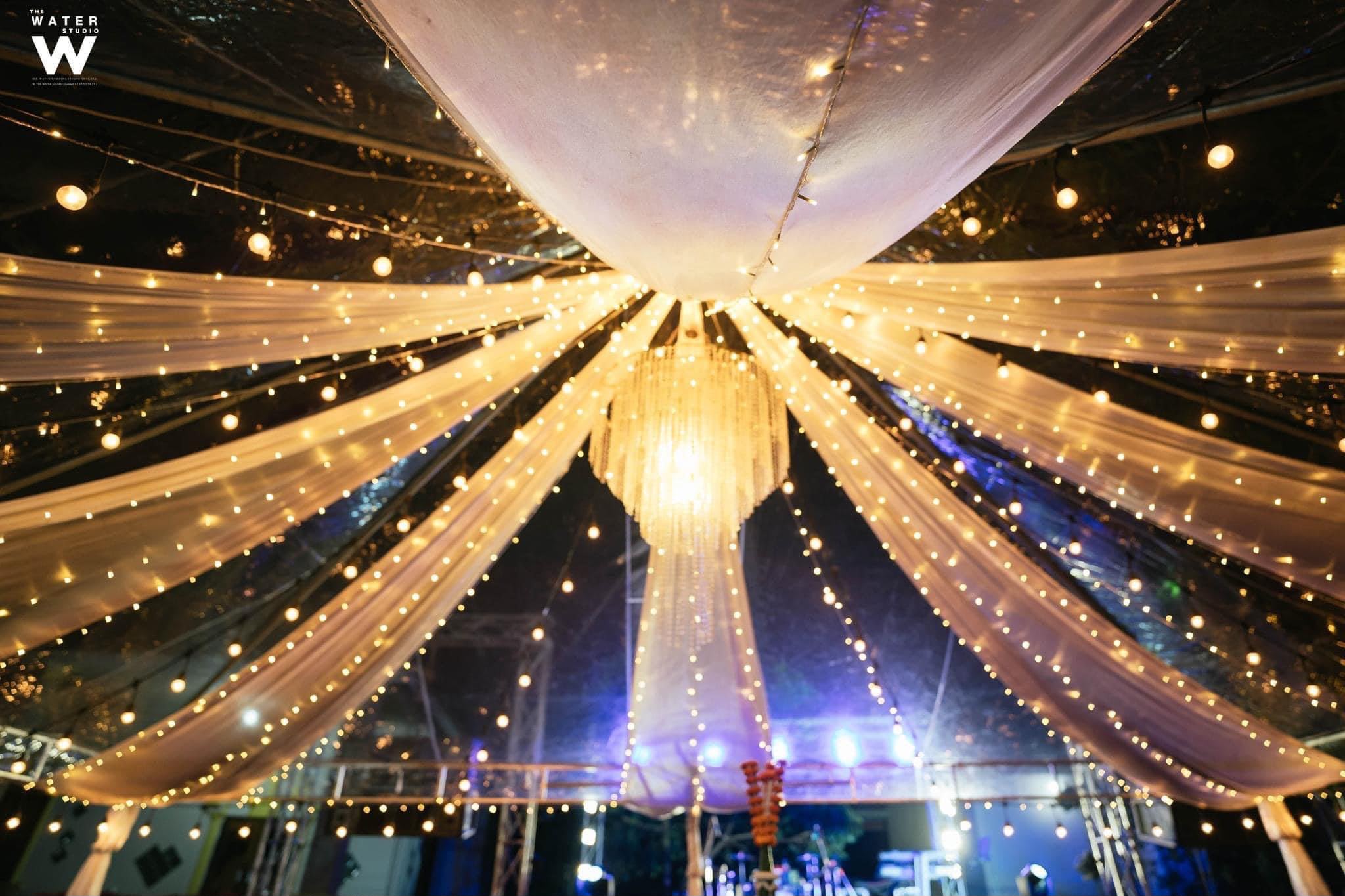 ເຕັ້ນ Marquee + ໄຟປະດັບ